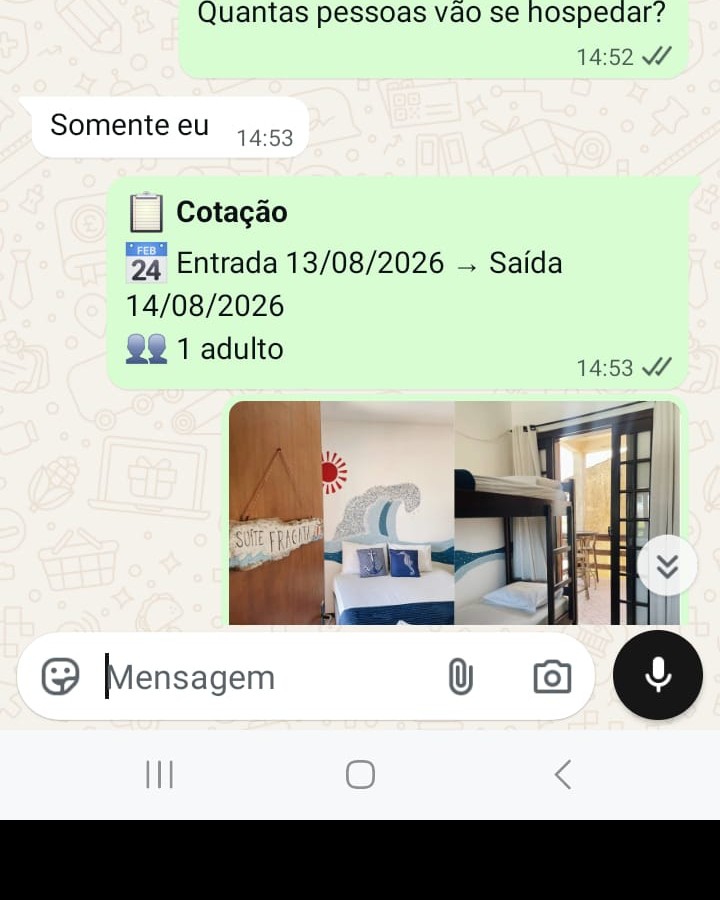 Conversa de WhatsApp com cotação de hospedagem e fotos da suíte, sem identificação do hóspede
